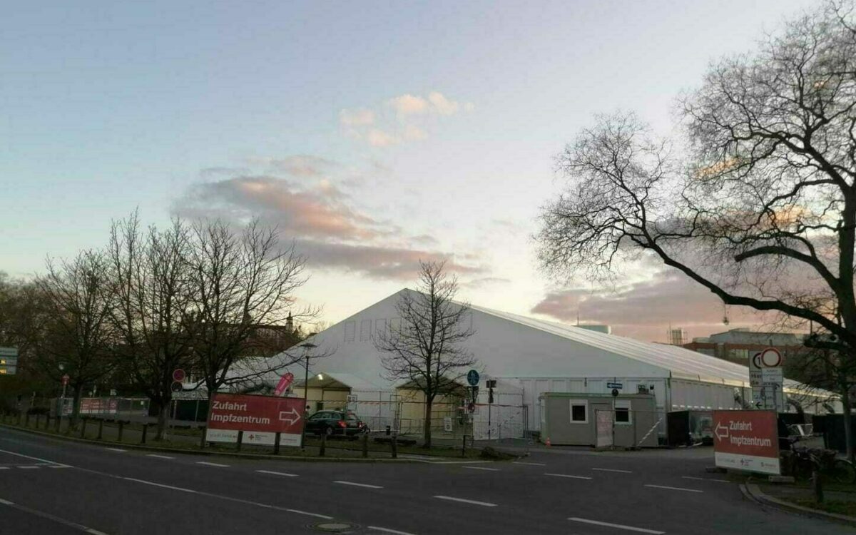 Die Zufahrt zum Impfzentrum in Wuerzburg mit Zelten Die Zufahrt zum Impfzentrum in Wuerzburg mit Zelten